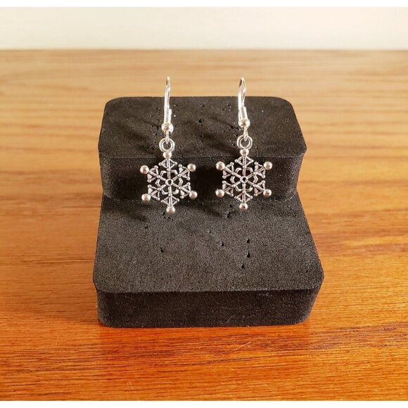 Snowflake Earrings Silver Tone Retro Style Dangle Drop New - Picture 1 of 4